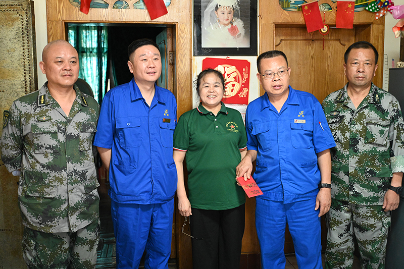 濃濃“八一”情 公司領導走訪慰問軍烈屬