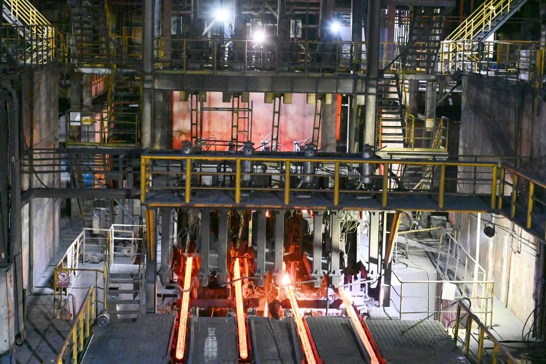 【學(xué)思想 強(qiáng)黨性 重實(shí)踐 建新功】以學(xué)促干 煉鋼廠刷新日產(chǎn)紀(jì)錄