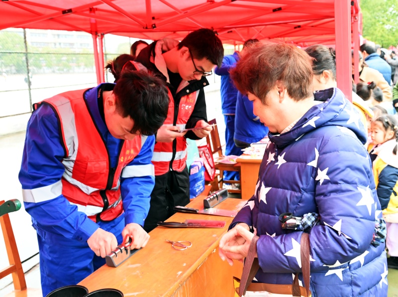 一年一度學雷鋒 衡鋼青年在行動