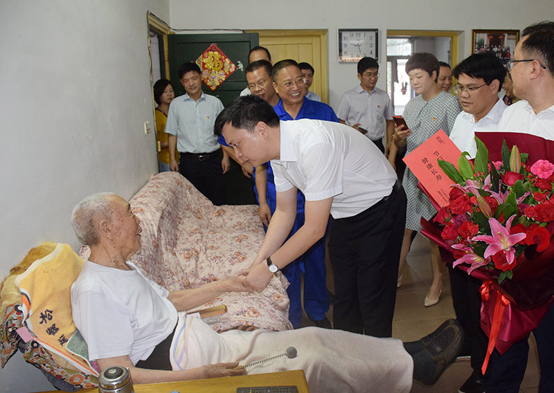 市領(lǐng)導(dǎo)廖健慰問衡鋼老黨員