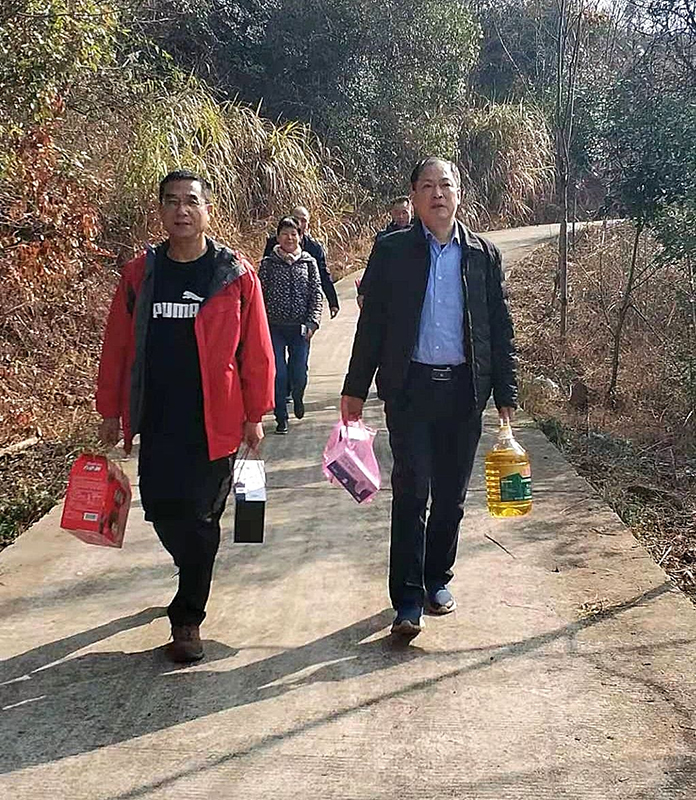 1613619434656372.jpg 春節前夕程斯祥率隊慰問精準扶貧戶寧方忠.JPG